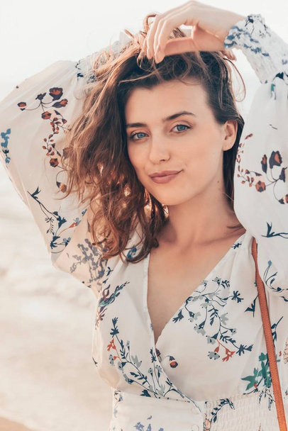 okouzlující žena na pláži v krásných šatech - Fotografie, Obrázek