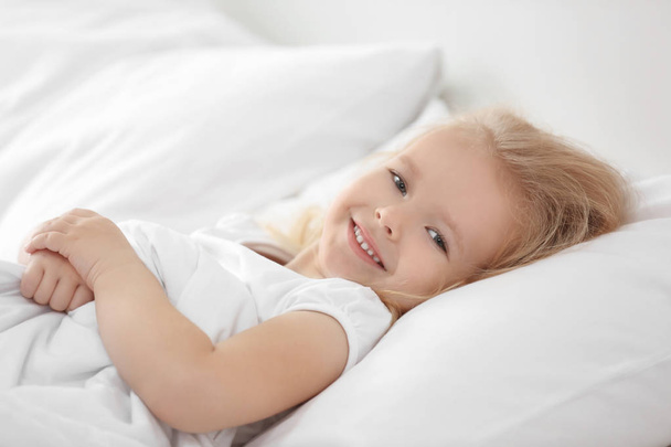 Little girl lying on pillow - Foto, Imagem