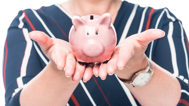 visão parcial do contador feminino mostrando banco piggy rosa isolado no fundo branco
  - Foto, Imagem