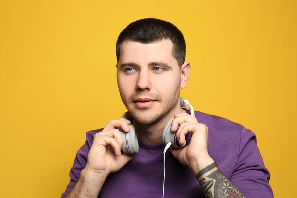man with pierced eyebrow and headphones - Foto, imagen