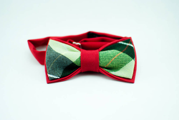 Стильный и хорошо оформленный красно-зеленый галстук-бант на белом фоне; изолированный
 - Фото, изображение