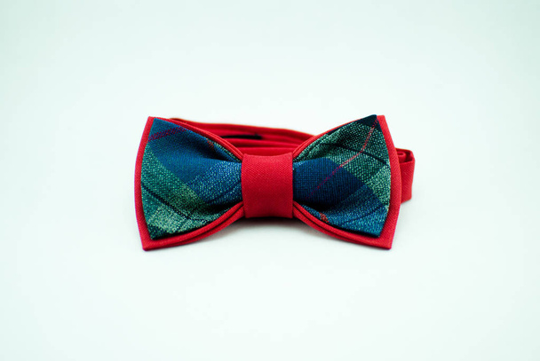 Stijlvolle en goed ontworpen rood-blauw ' bow-tie op een witte achtergrond; geïsoleerd - Foto, afbeelding
