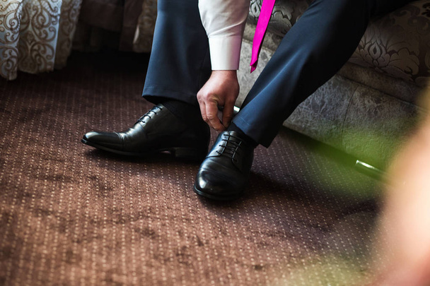 Επιχειρηματίας ρούχα παπούτσια, ο άνθρωπος ετοιμάζεται για δουλειά, γαμπρός πρωί πριν από την τελετή του γάμου - Φωτογραφία, εικόνα