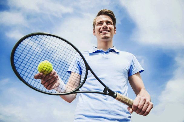 Young Guy in Shirt Ready to Serve on Tennis Court - Foto, imagen