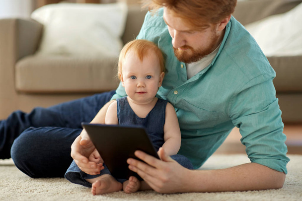 father and baby daughter with tablet pc at home - Fotografie, Obrázek