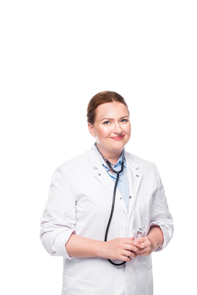 medico donna sorridente in mantello bianco con stetoscopio isolato su sfondo bianco
 - Foto, immagini