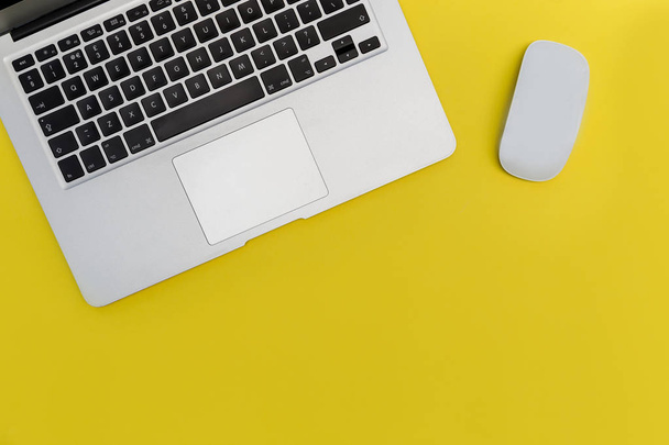 Ноутбук компьютерной мыши на ярко-желтом фоне
 - Фото, изображение