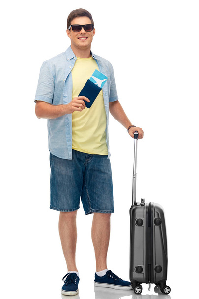 hombre en gafas de sol con bolsa de viaje y billete de avión
 - Foto, Imagen