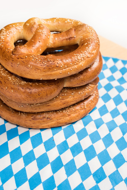 vista da vicino di gustosi pretzel sul tavolo con tovaglia su sfondo bianco
  - Foto, immagini