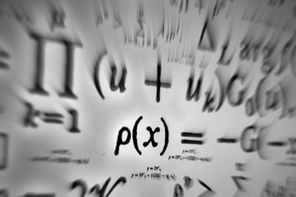 Groot aantal wiskundige formules focus zoomen op een witte achtergrond - Foto, afbeelding
