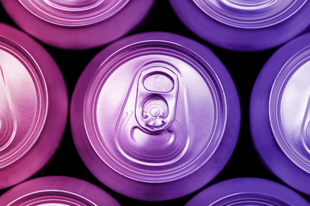 Coloridas bebidas gaseosas energéticas latas vista aérea
 - Foto, imagen