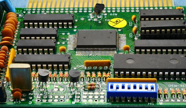 Primer plano de los componentes electrónicos en una placa de circuito
 - Foto, imagen