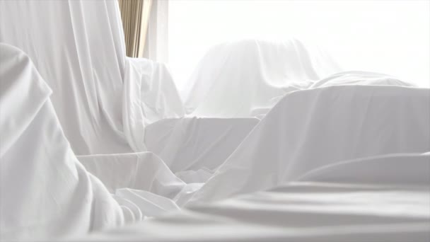 Prachovka bílá tkanina zahrnující nábytek v místnosti - Záběry, video