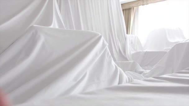 Cubierta de polvo blanco paño que cubre muebles en una habitación
 - Imágenes, Vídeo