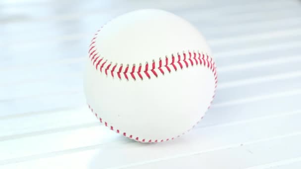 Pelota de béisbol en la mesa con espacio de copia
 - Metraje, vídeo