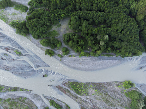 Voo aéreo com drone DJI sobre belas montanhas verdes e rio
 - Foto, Imagem