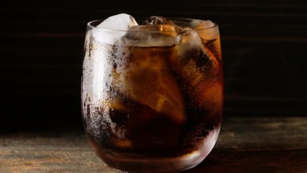グラスに氷と冷たい飲み物 - 映像、動画