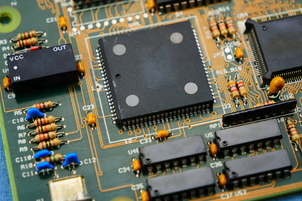 Primer plano de los componentes electrónicos en una placa de circuito, con poca profundidad de campo
 - Foto, imagen