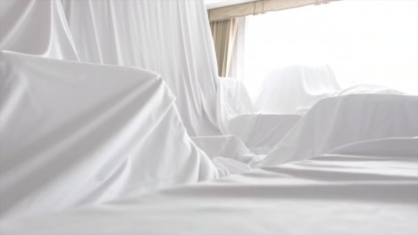 Άσπρο κάλυμμα ύφασμα που καλύπτει έπιπλα σε ένα δωμάτιο - Πλάνα, βίντεο