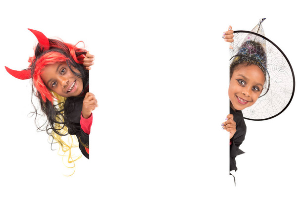 Meisjes met gezicht-verf en Halloween kostuums op een witte achtergrond - Foto, afbeelding