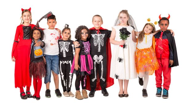 Groep jonge geitjes in Halloween/Carnaval kostuums geïsoleerd - Foto, afbeelding
