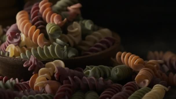 Сушеними макаронів кольорові Fusilli - Кадри, відео