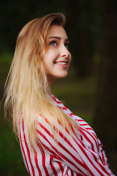 beautiful girl with long hair - Foto, afbeelding