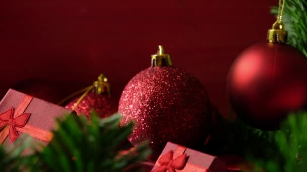 Червоні різдвяні прикраси та подарунки - Кадри, відео