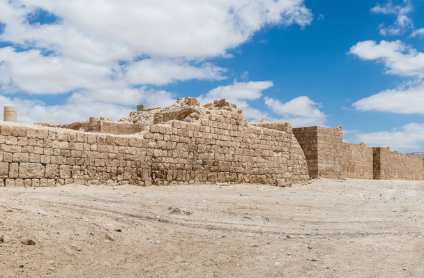 De muren van het fort van de Nabataean stad van Avdat, gelegen op de wierook weg in de woestijn Judean in Israël. Het is opgenomen in de Unesco werelderfgoedlijst. - Foto, afbeelding