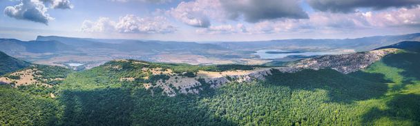 360stupňové panorama letecký pohled na údolí s jezerem mezi horami v létě s oblohou - Fotografie, Obrázek
