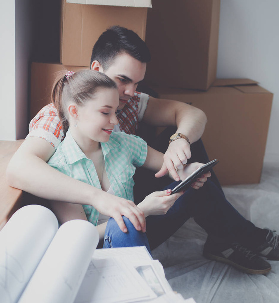 Couple moving in house sitting on the floor - 写真・画像