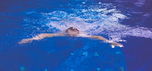 Nadador masculino en la piscina. Foto submarina. Nadador masculino
. - Foto, Imagen