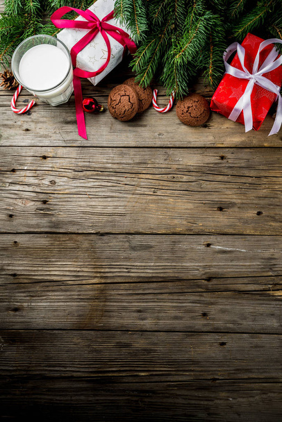 Рождественский фон с украшениями, шоколадное печенье и подарочные коробки на деревянном фоне
 - Фото, изображение