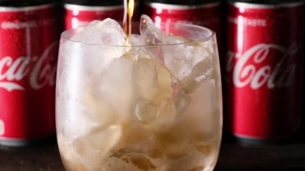 Coca cola může nápoje na dřevěné desce. Kterým se stanoví b roll klip. - Záběry, video
