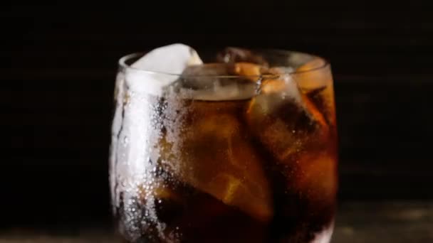 Κρύο ποτό με παγάκια σε ένα ποτήρι - Πλάνα, βίντεο