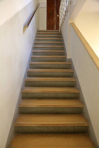 Stare kamienne schody z poręczą w budynku bez windy - Zdjęcie, obraz