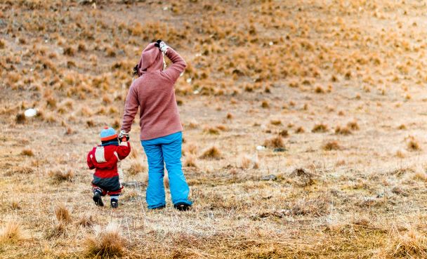 μικρό παιδί στην εταιρεία της μητέρας του το περπάτημα στις πεδιάδες του βουνού στην περιοχή Araucania της Χιλής - Φωτογραφία, εικόνα