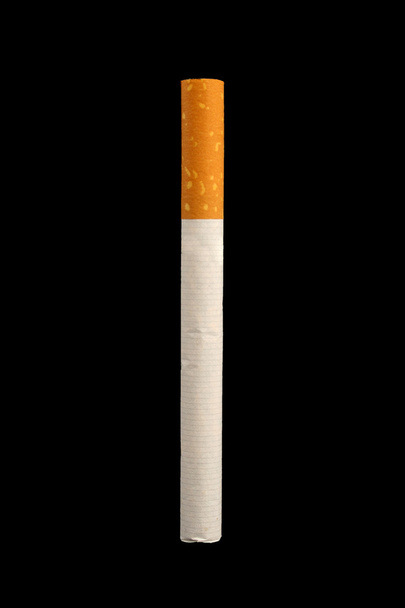 Изолированная сигарета на черном фоне
 - Фото, изображение
