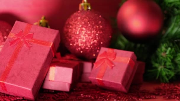 Adornos y regalos rojos de Navidad
 - Metraje, vídeo
