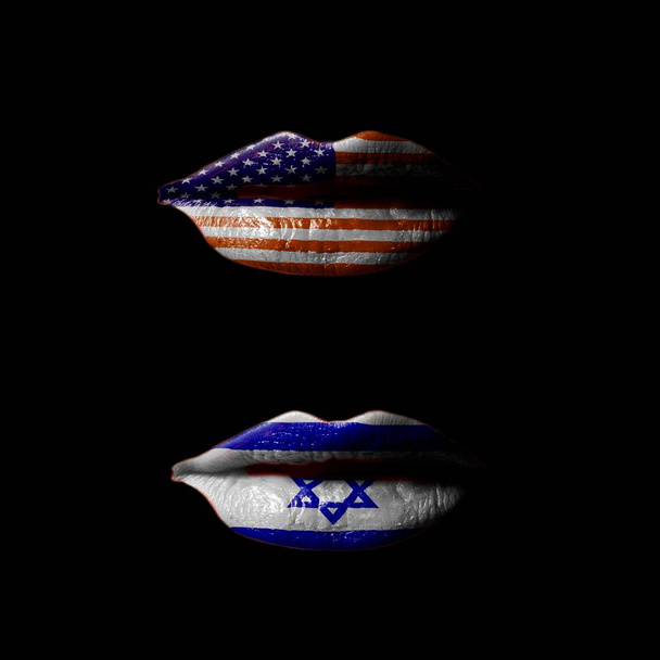 黒い背景に米国とイスラエルのフラグと唇 - 写真・画像