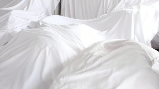 Білий пил покриває тканину, що покриває шуби в кімнаті
 - Кадри, відео