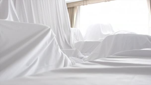 Housse de poussière blanche tissu couvrant les meubles dans une pièce
 - Séquence, vidéo