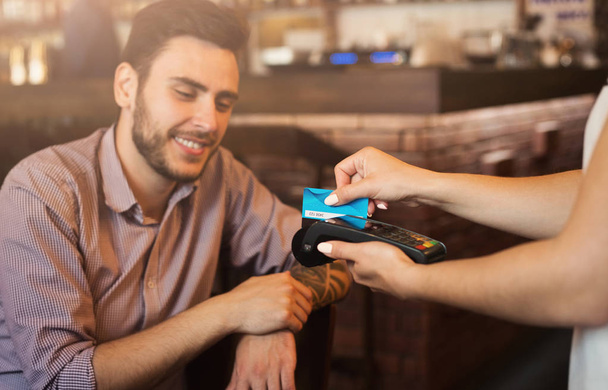 Cliente fazendo o pagamento usando cartão de crédito
 - Foto, Imagem