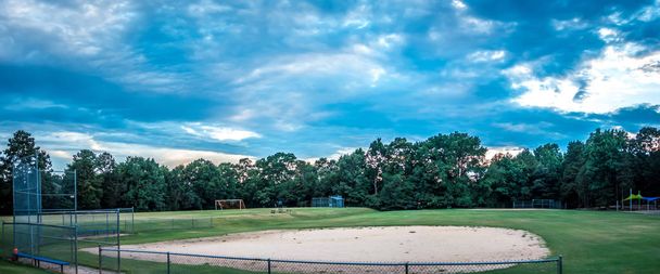 campo de beisebol aberto no país
 - Foto, Imagem