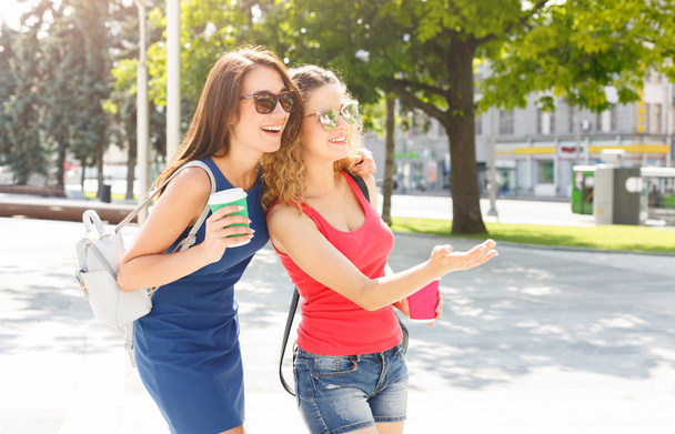 Glückliche Mädchen mit Kaffee zum Mitnehmen im Freien - Foto, Bild