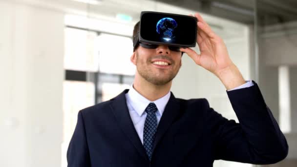 businessman in vr headset with earth projection - Filmagem, Vídeo