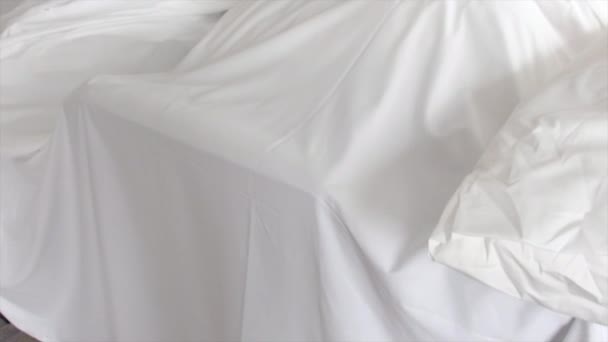 Witte stofkap doek die betrekking hebben op meubels in een kamer - Video