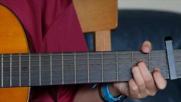 ο άνθρωπος παίζοντας κιθάρα, αρσενικό μουσικός - Πλάνα, βίντεο