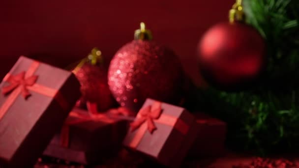 Adornos y regalos rojos de Navidad
 - Metraje, vídeo