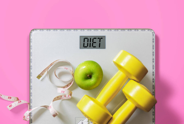 fruta, mancuerna y escala, concepto de quema de grasa y pérdida de peso, dieta
 - Foto, Imagen